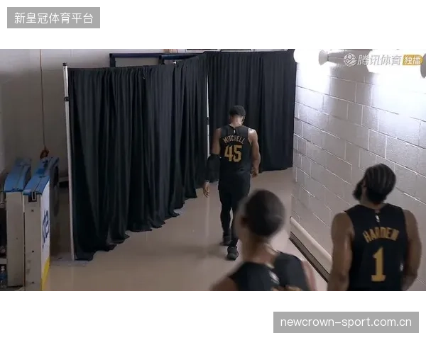 尼克斯客场外线掌控局面，米切尔接管24分